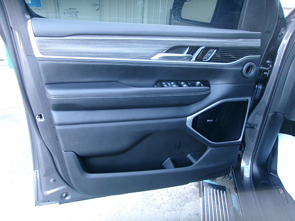 Used 2023 Jeep Wagoneer Series III w/ Premium Group I AWD/4WD image 18