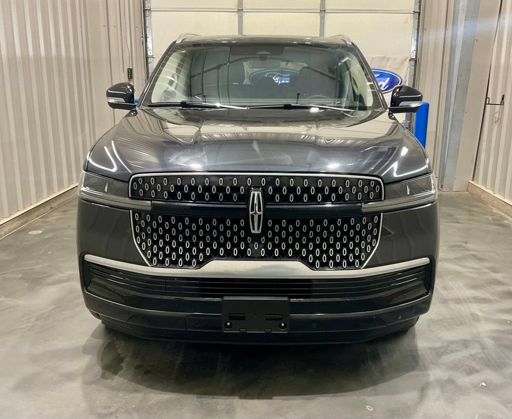 Used 2025 Lincoln Navigator Reserve AWD/4WD image 5