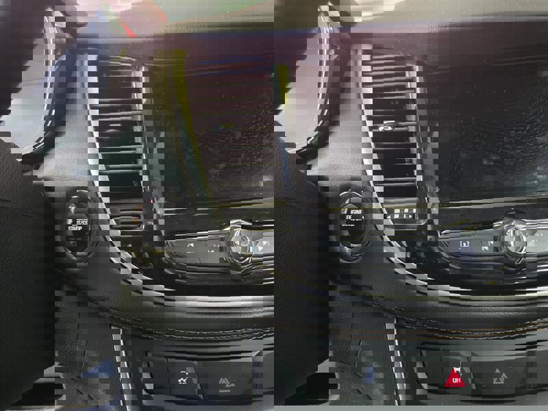 Used 2019 Chevrolet Trax LT w/ LT Convenience Package image 27