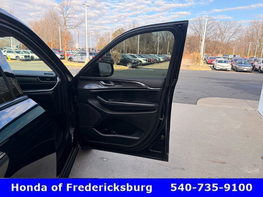 Used 2023 Jeep Grand Cherokee Laredo image 19