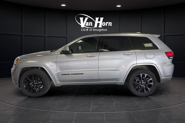 Used 2017 Jeep Grand Cherokee Altitude AWD/4WD image 4