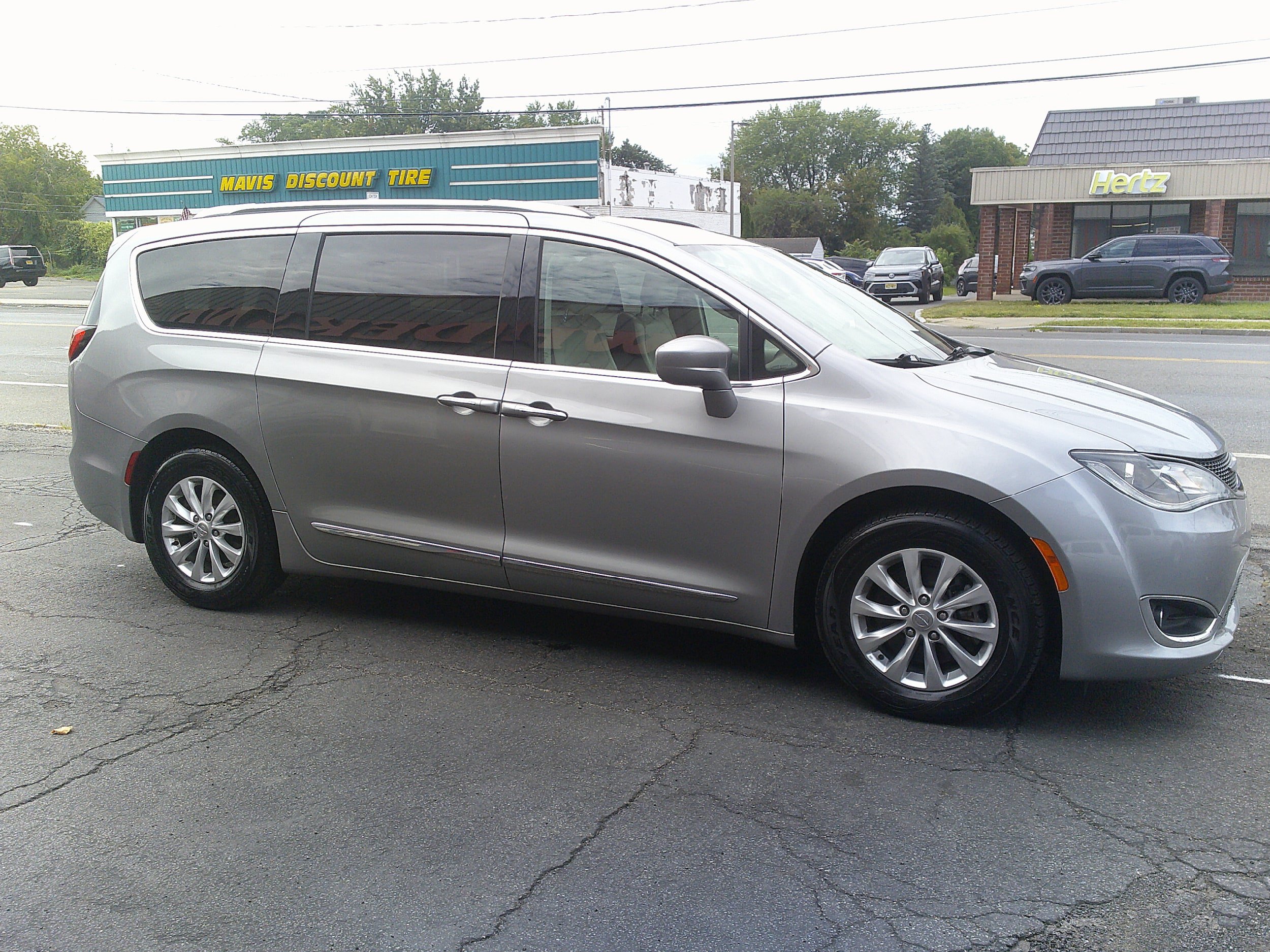 Used 2018 Chrysler Pacifica Touring-L FWD image 5