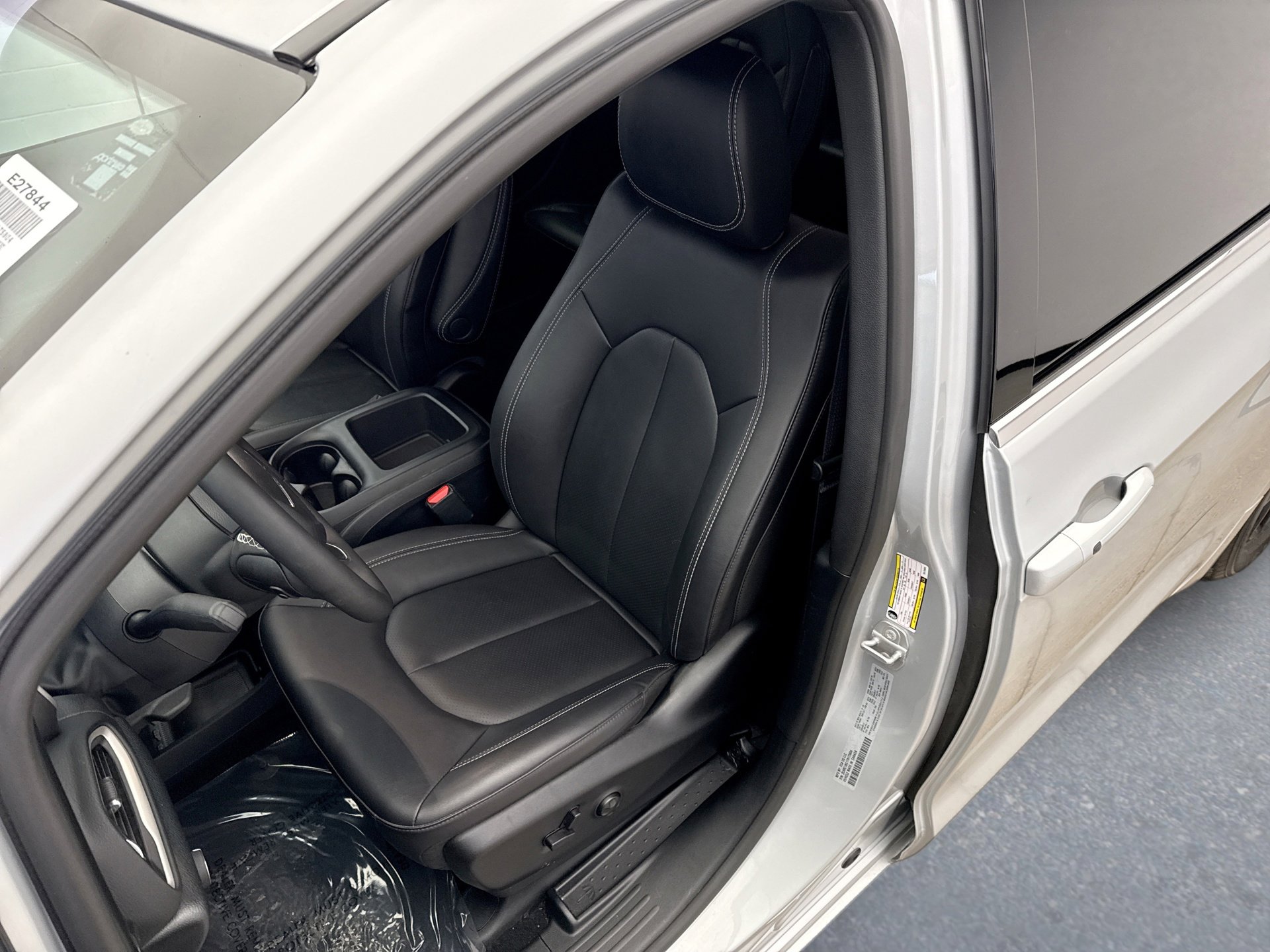 Used 2026 Chrysler Pacifica Select image 11