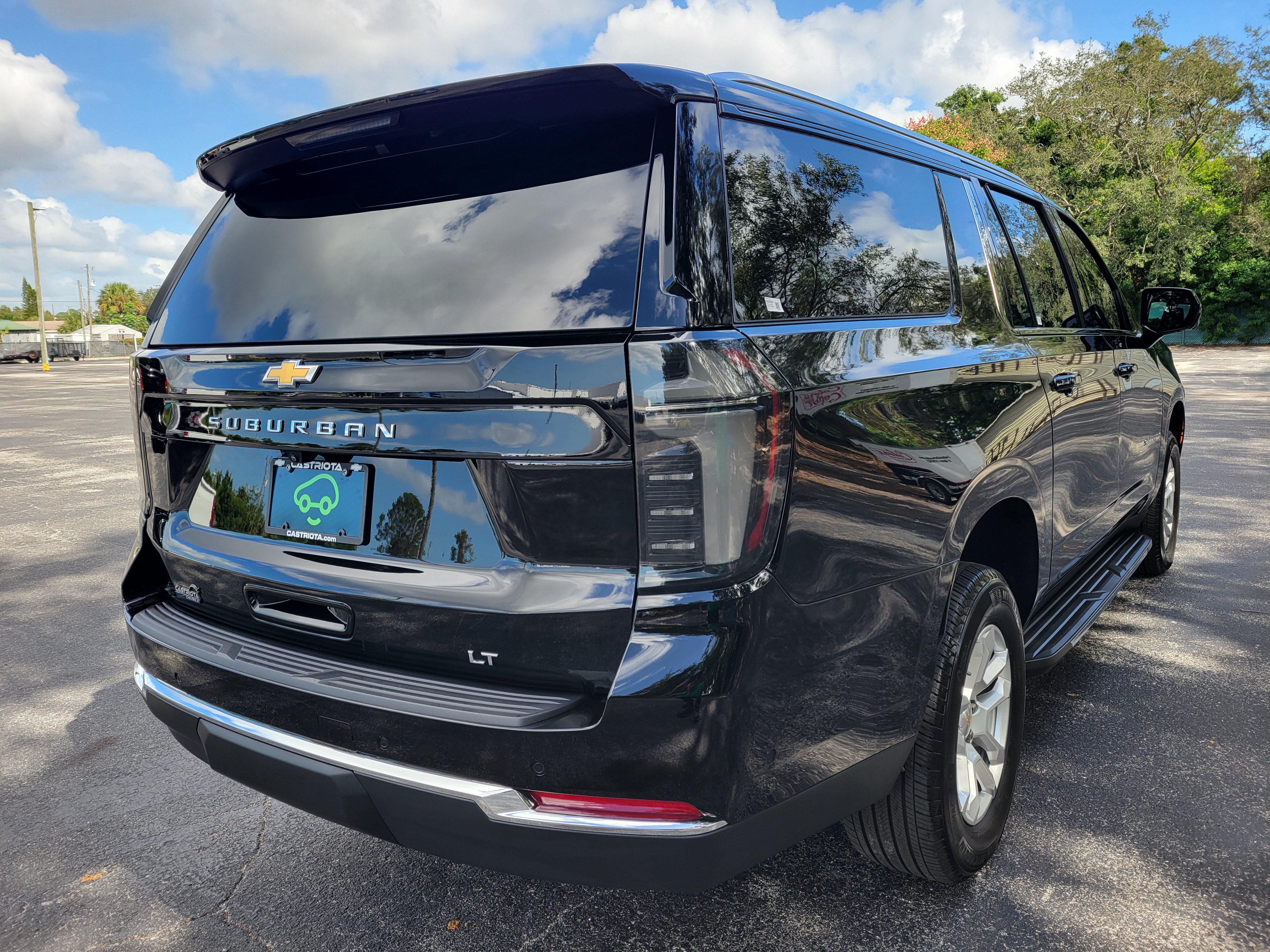 Used 2026 Chevrolet Suburban LT w/ Comfort Package RWD image 6
