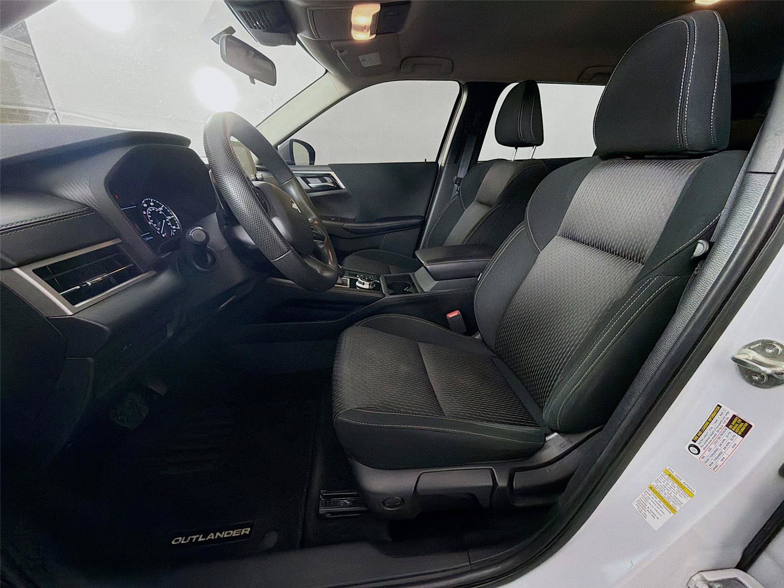 Used 2022 Mitsubishi Outlander ES AWD/4WD image 2