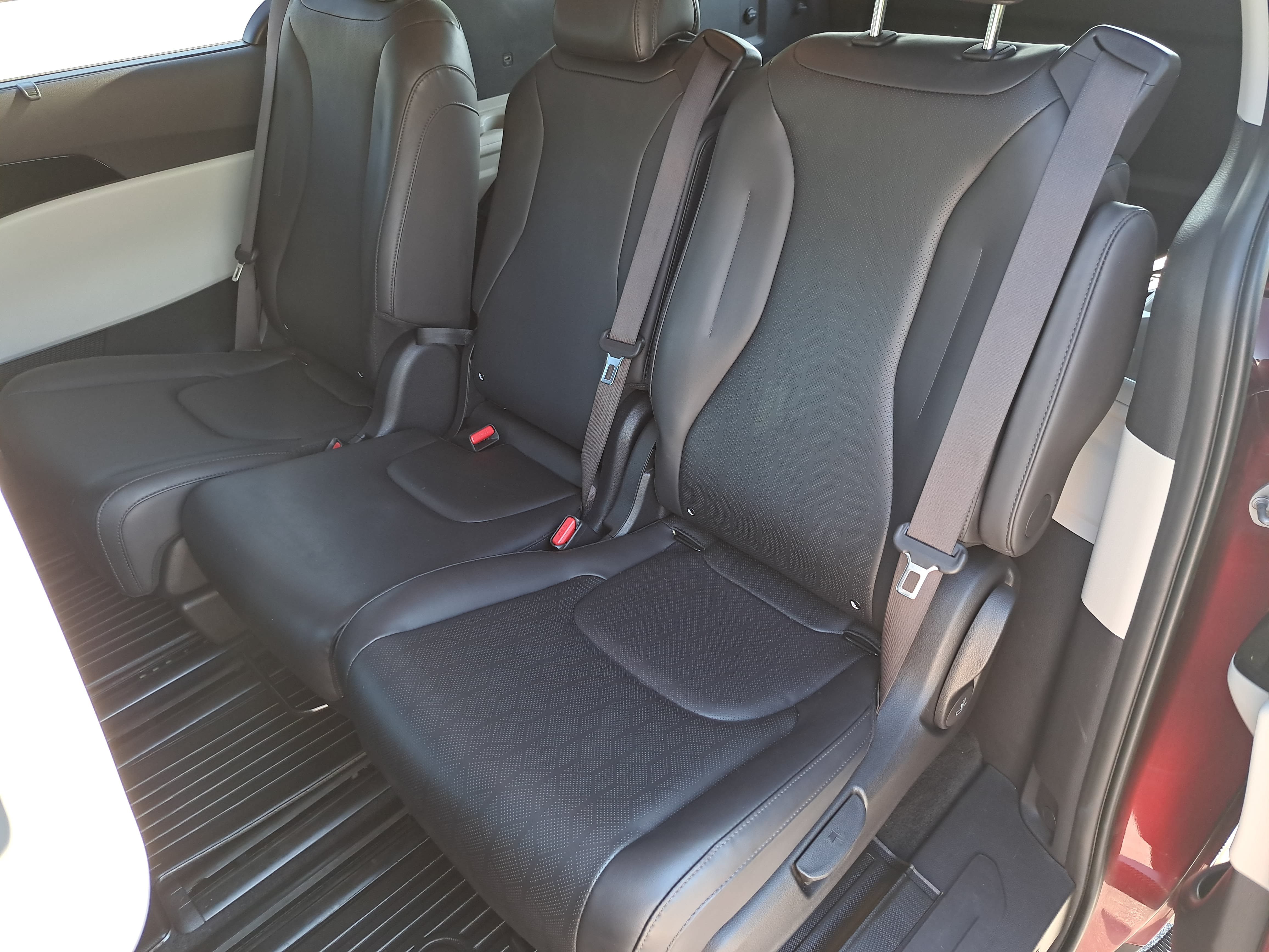 Used 2024 Kia Carnival EX FWD image 16