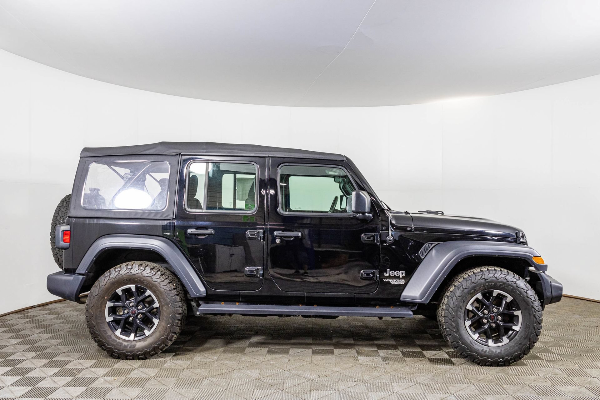 Used 2018 Jeep Wrangler Unlimited Sport AWD/4WD image 11