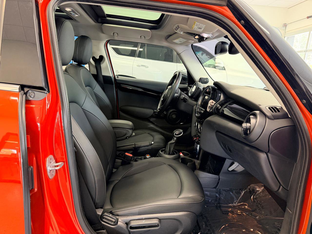 Used 2019 MINI Cooper 4-Door Hardtop image 24