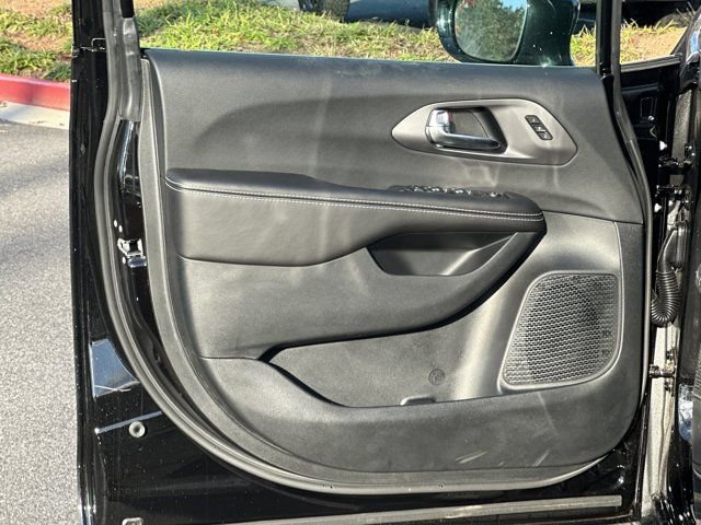 New 2026 Chrysler Pacifica Select image 10