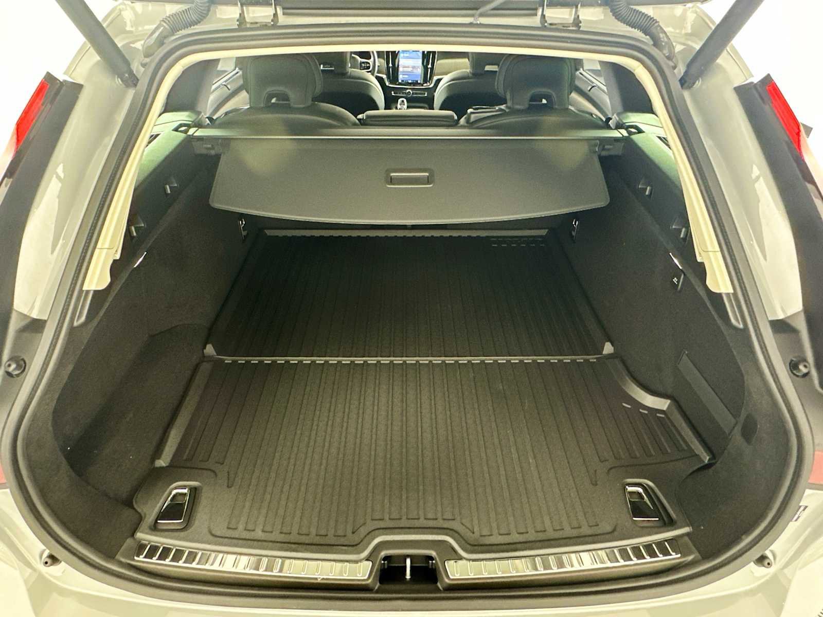 Used 2025 Volvo V90 B6 Cross Country Ultra w/ Climate Package image 24