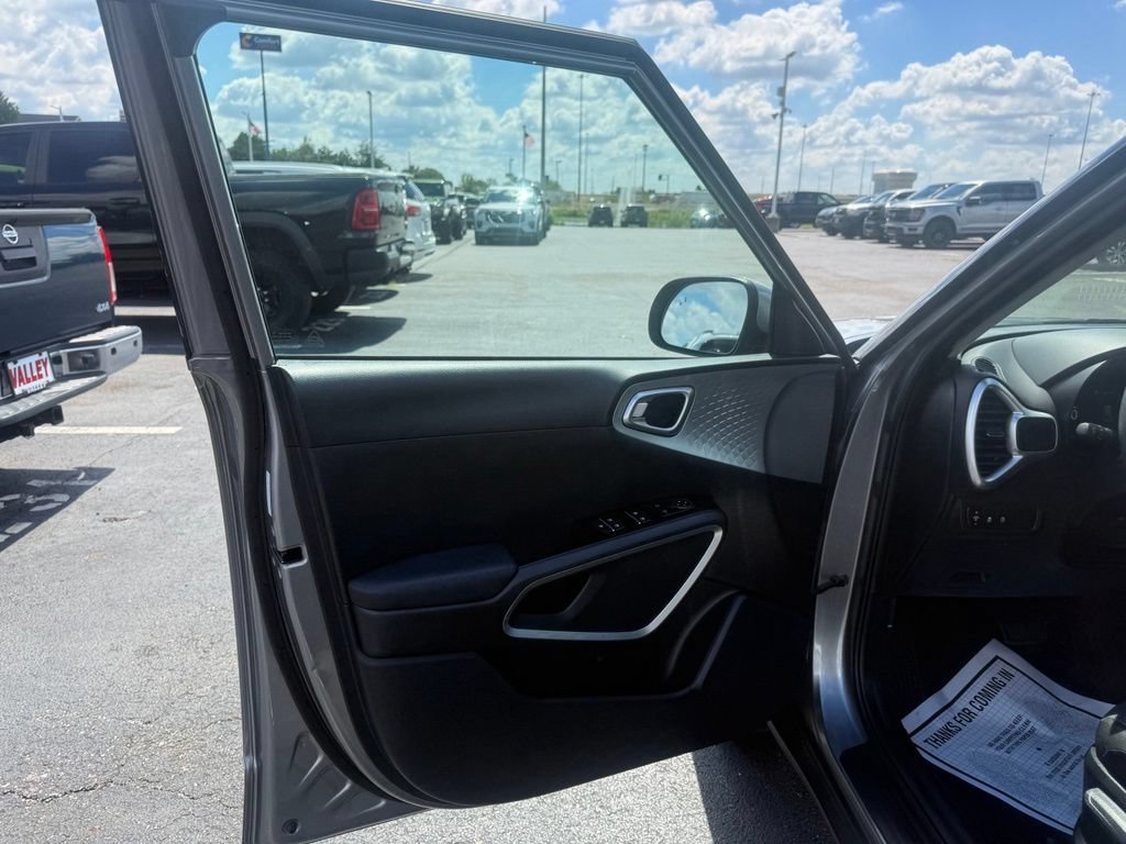 Used 2025 Kia Soul LX w/ LX Technology Package FWD image 14