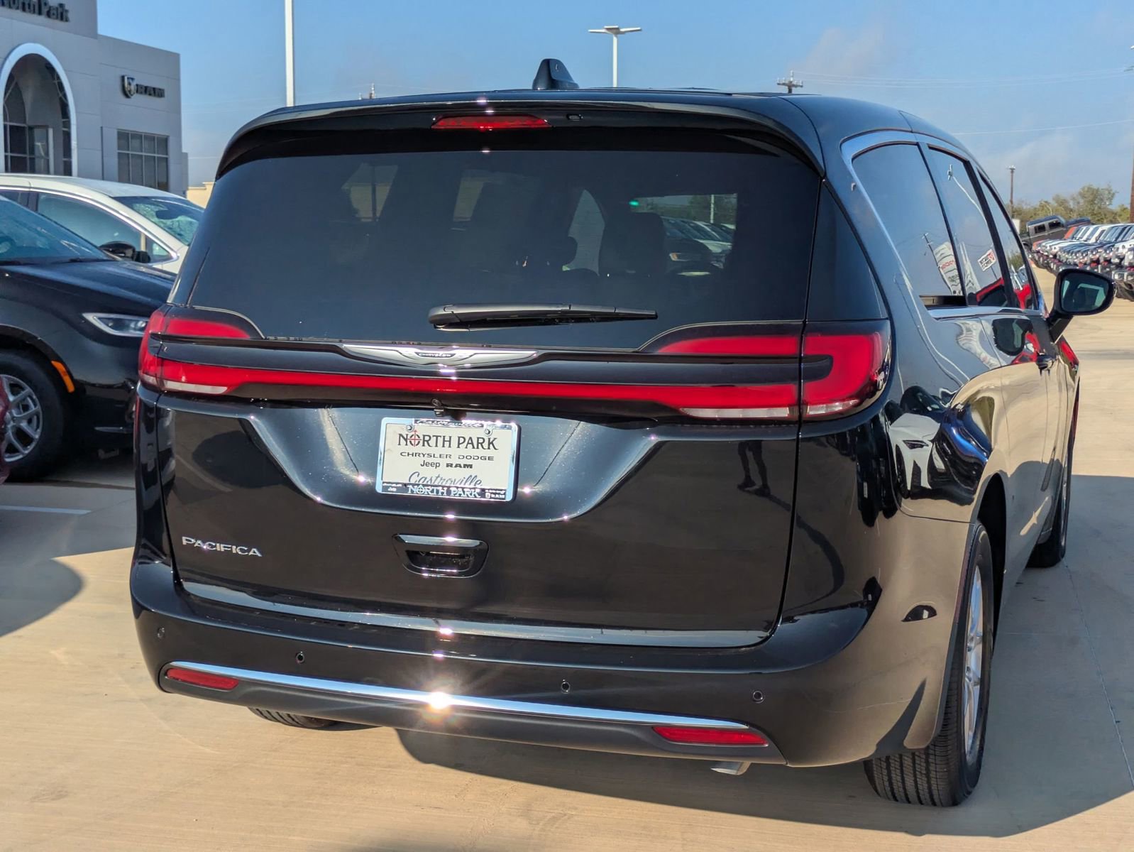 New 2026 Chrysler Pacifica Select FWD image 3