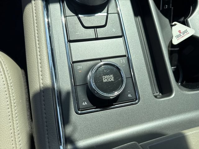 Used 2018 Ford Expedition XLT w/ Equipment Group 202A AWD/4WD image 21