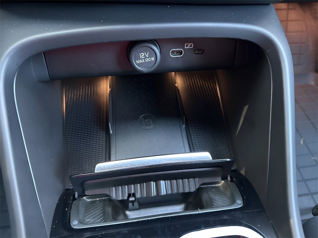 Used 2023 Volvo XC40 Recharge Plus image 34