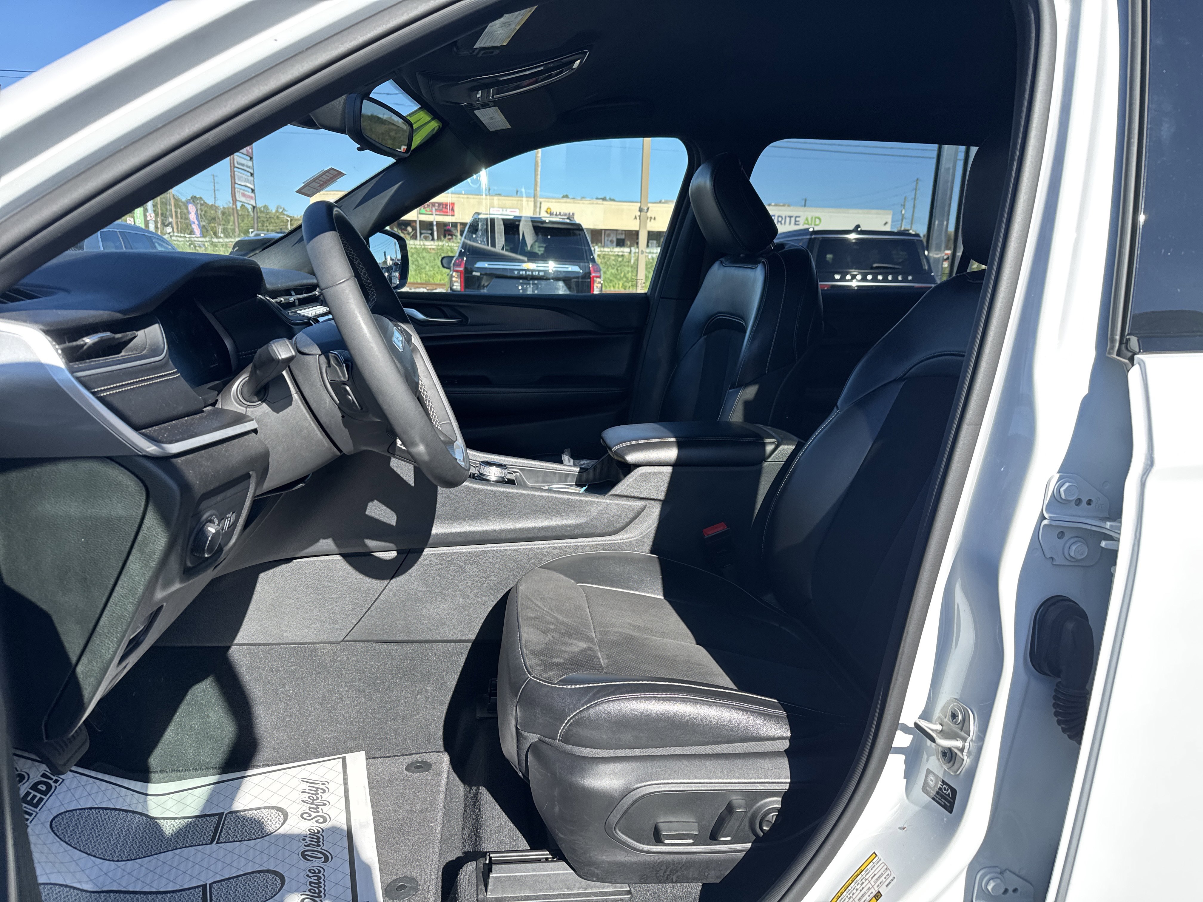 Used 2024 Jeep Grand Cherokee L Laredo image 12