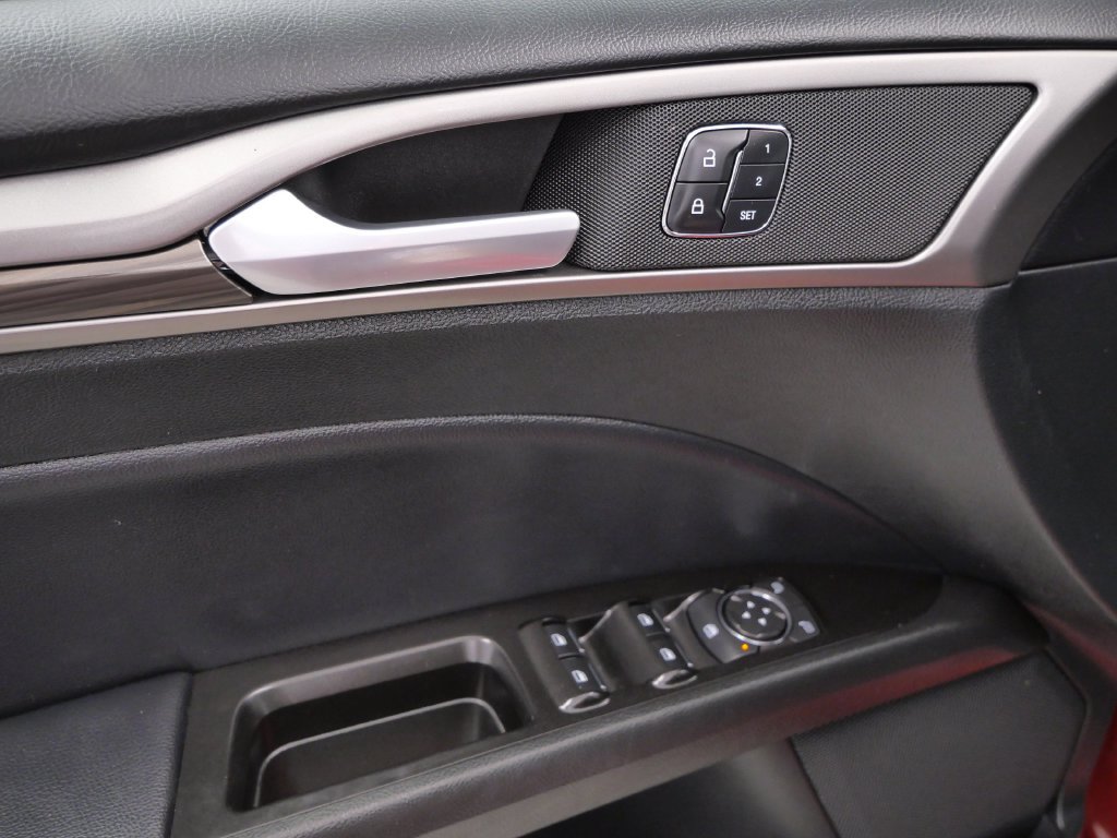 Used 2017 Ford Fusion SE w/ Fusion SE Technology Package FWD image 20