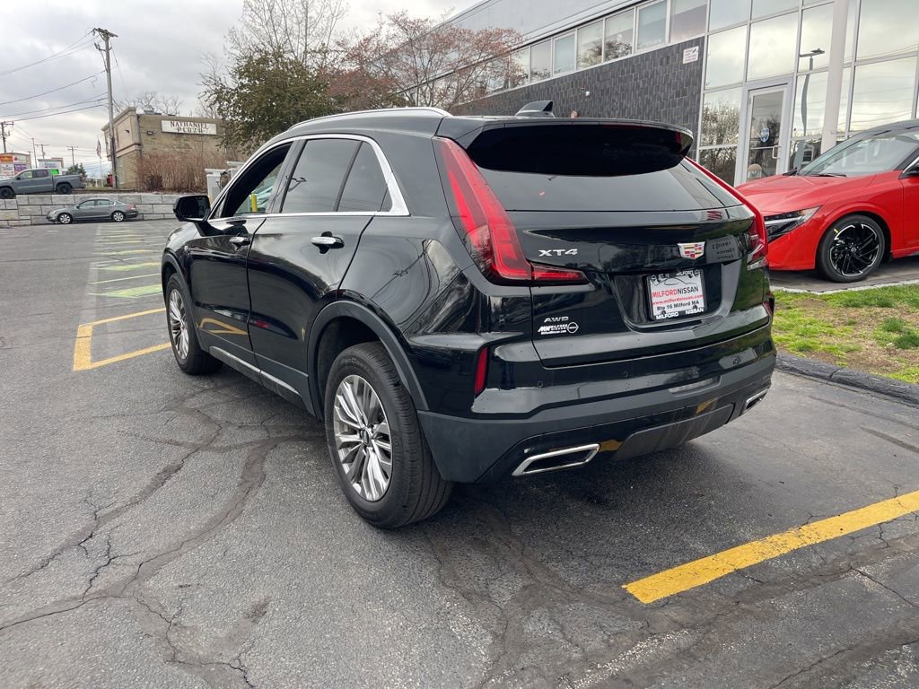 Used 2025 Cadillac XT4 Premium Luxury image 3