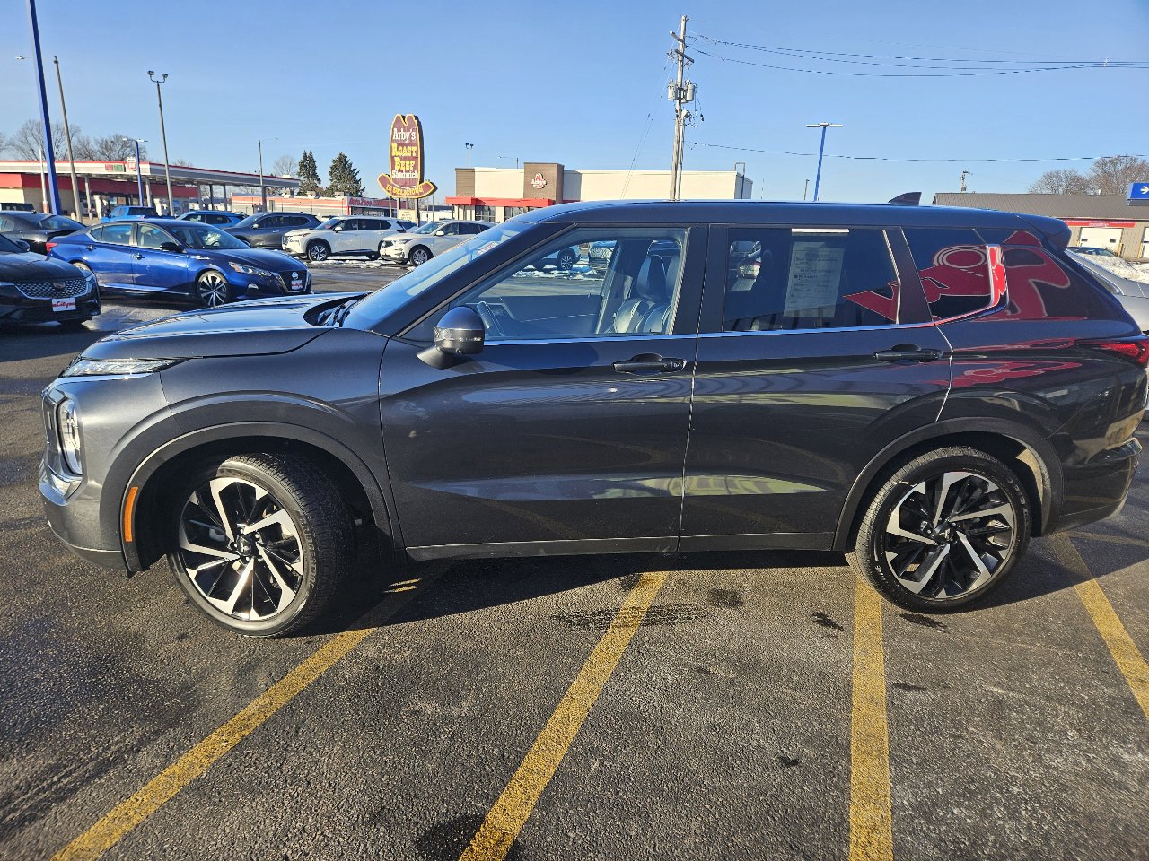 Used 2024 Mitsubishi Outlander AWD image 2