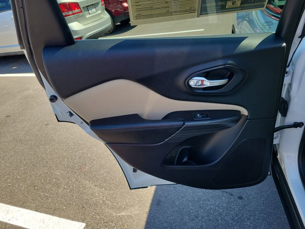 Used 2016 Jeep Cherokee Latitude w/ Comfort/Convenience Group FWD image 34