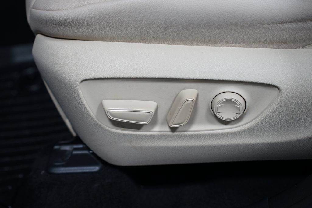 Certified 2021 Toyota Highlander XLE FWD image 33