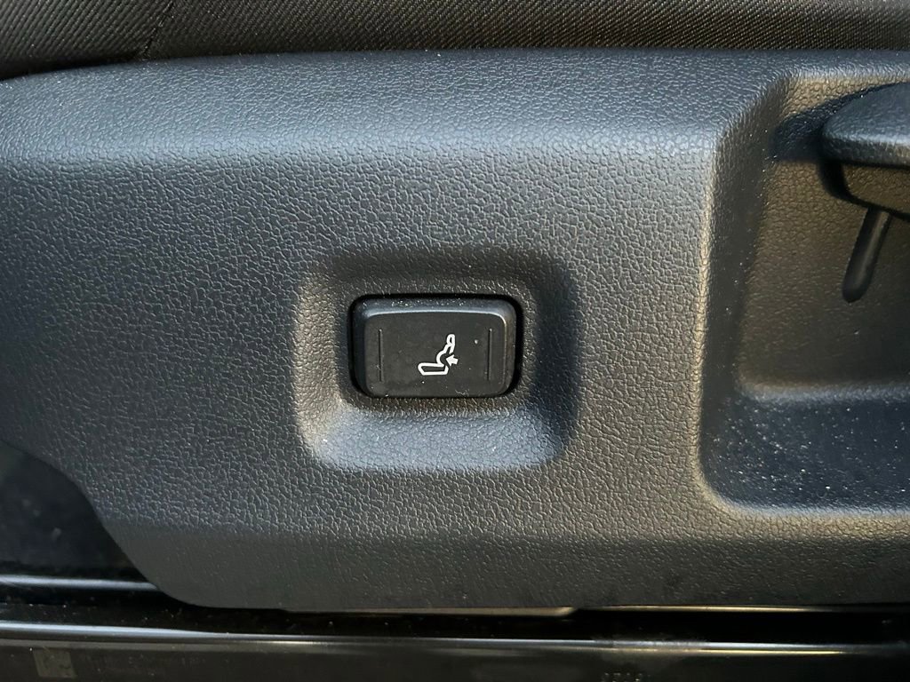 Certified 2024 Toyota Tacoma SR5 AWD/4WD image 16