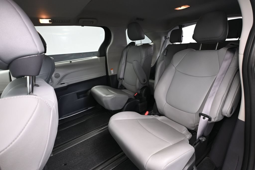 Used 2022 Toyota Sienna XLE AWD/4WD image 38