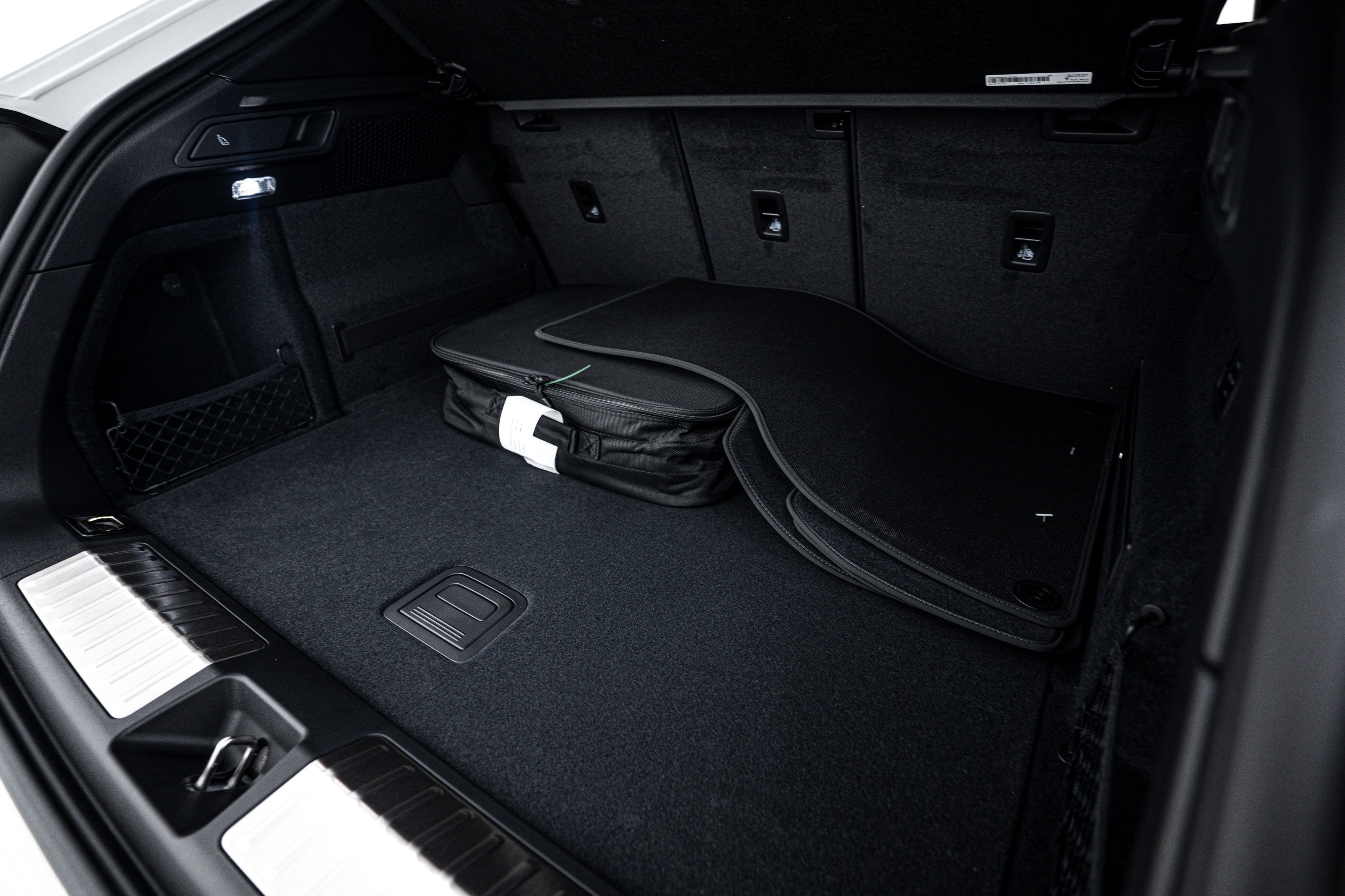 Certified 2025 Porsche Macan Electric image 24