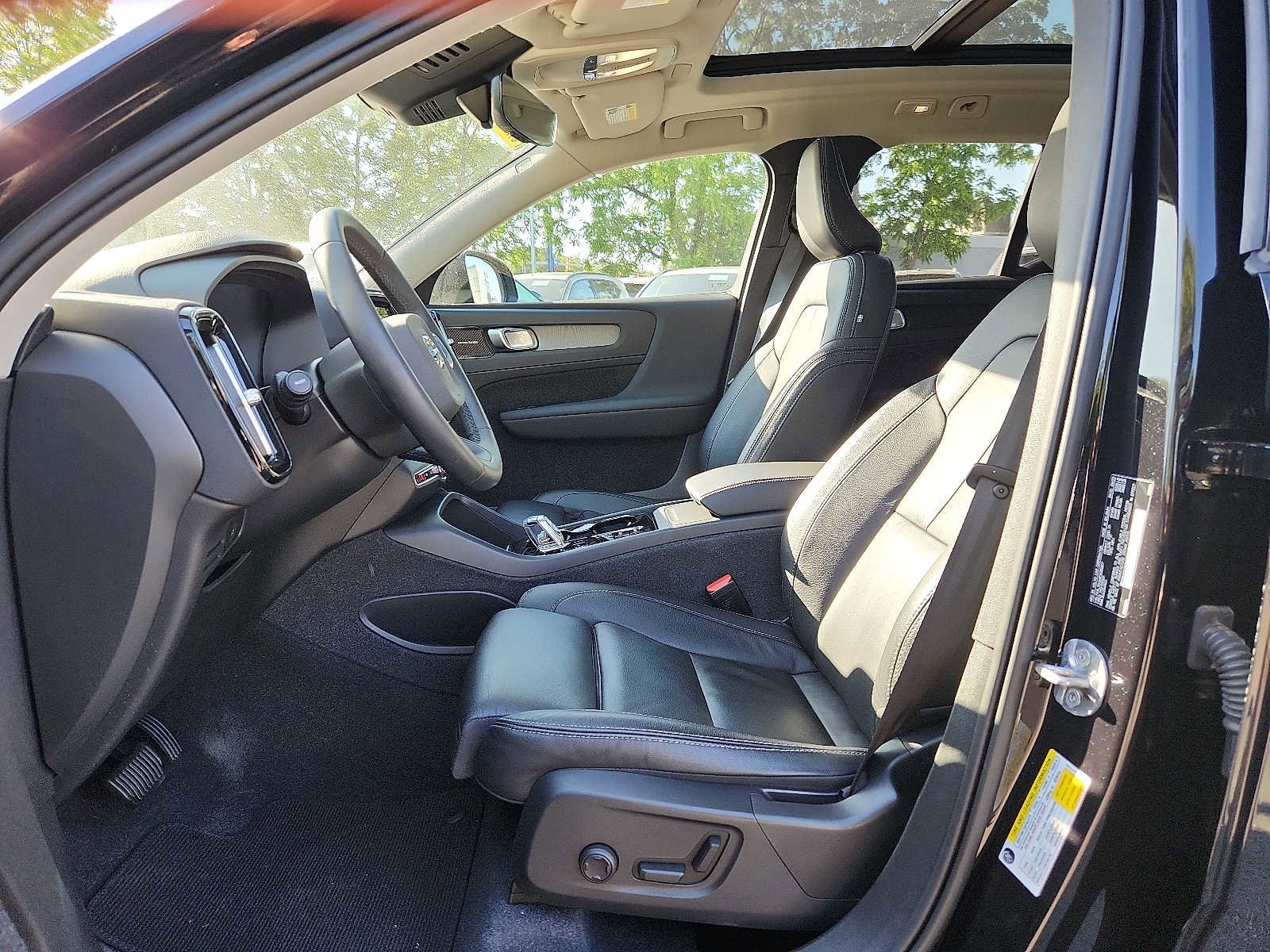 Certified 2023 Volvo XC40 B5 Plus w/ Climate Package AWD/4WD image 13