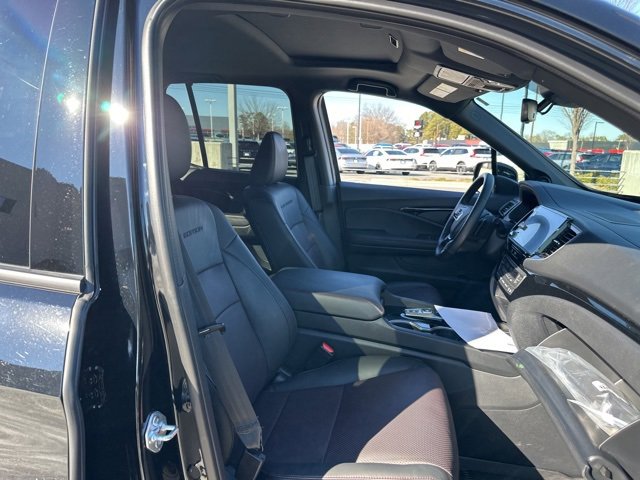 Used 2025 Honda Ridgeline Black Edition image 6