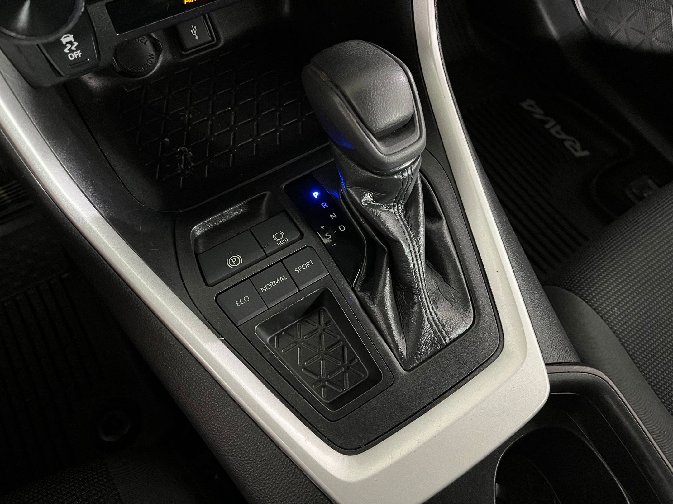 Used 2021 Toyota RAV4 LE image 14