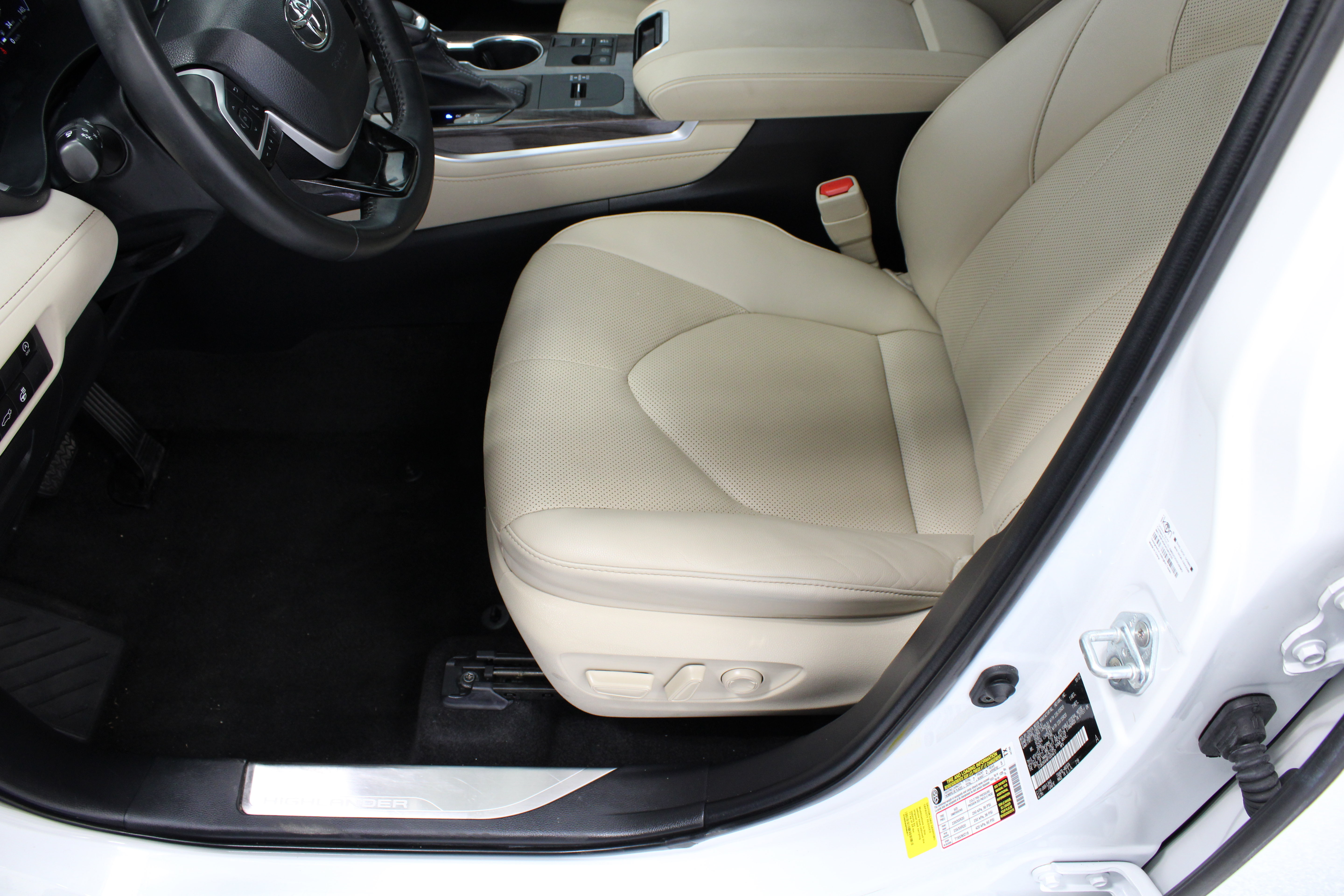 Used 2023 Toyota Highlander Limited FWD image 15