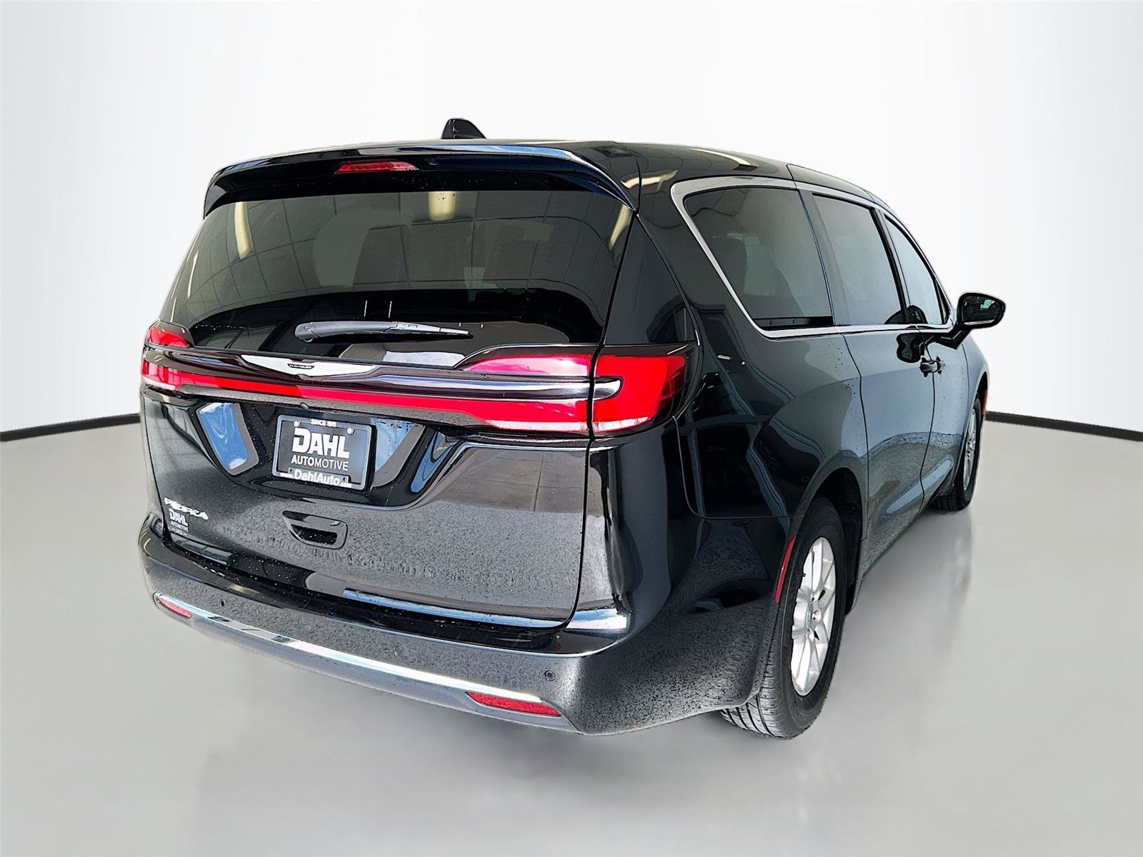 Used 2024 Chrysler Pacifica Touring-L FWD image 13