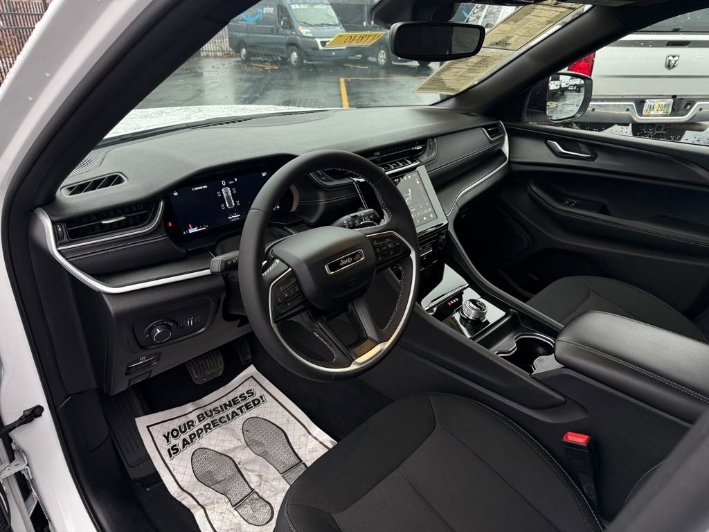 Used 2024 Jeep Grand Cherokee Laredo X image 11