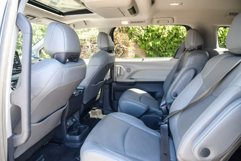 Used 2021 Toyota Sienna Limited FWD image 18