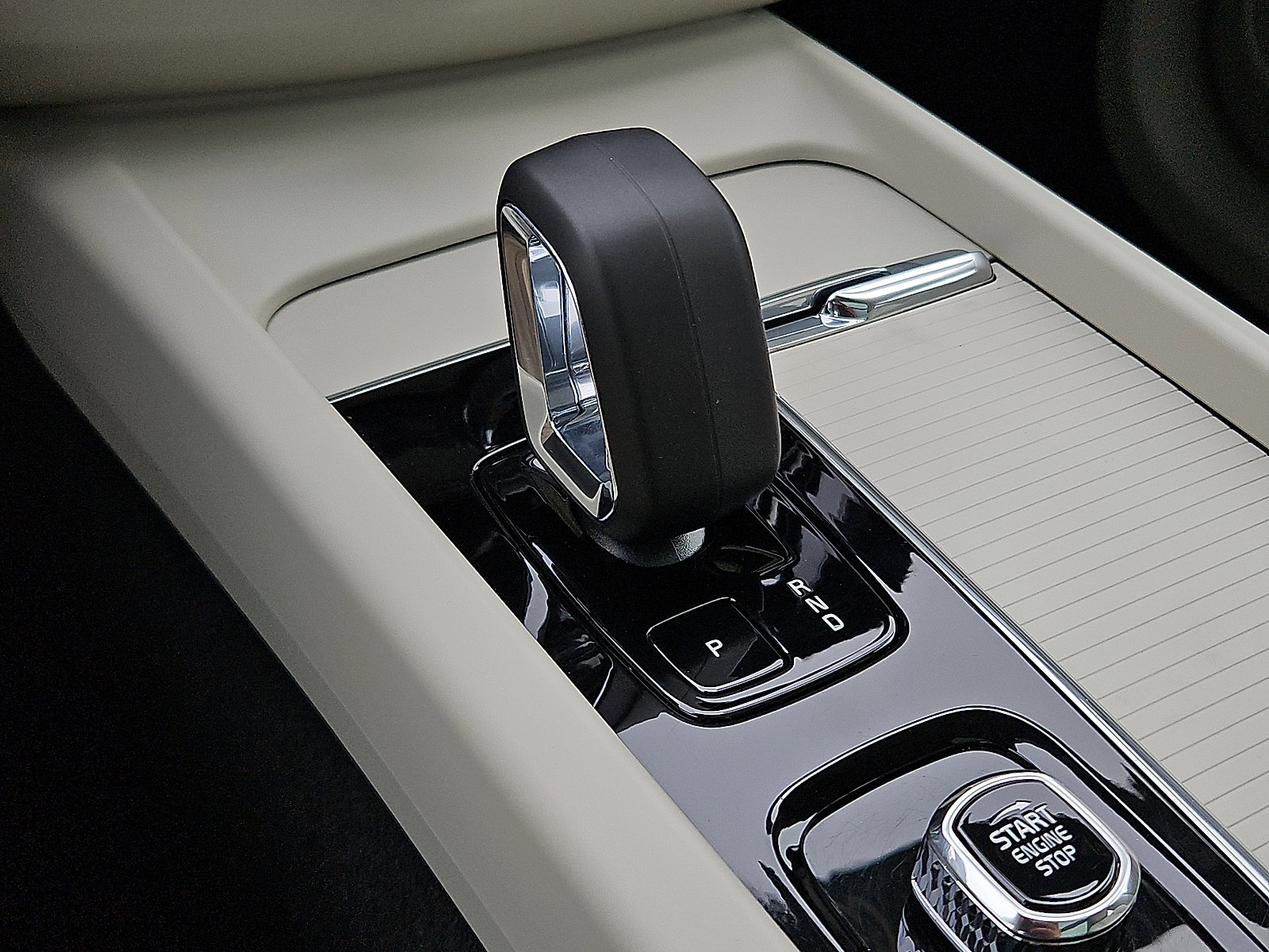 Certified 2024 Volvo XC60 B5 Core w/ Climate Package image 15