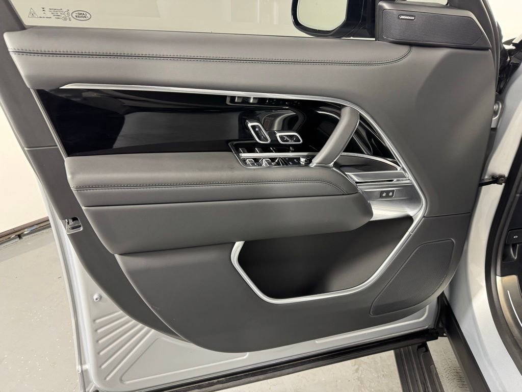 Used 2025 Land Rover Range Rover SE AWD/4WD image 11