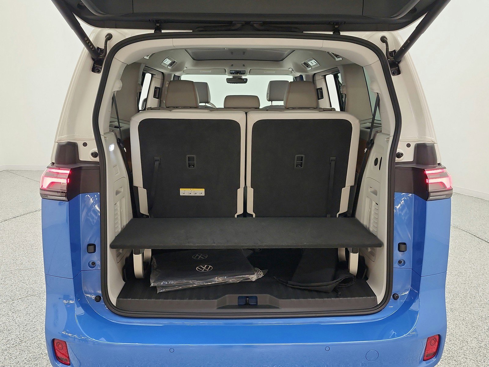 Used 2025 Volkswagen ID. Buzz 1st Edition RWD image 18