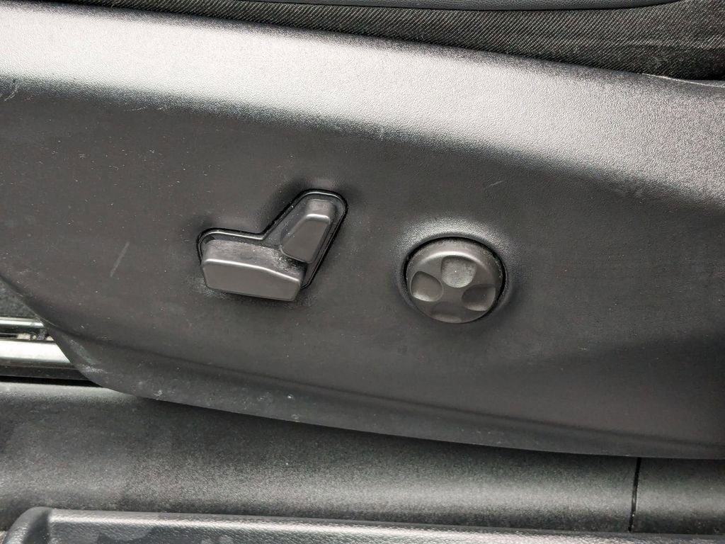 Used 2025 Chrysler Pacifica Select image 14