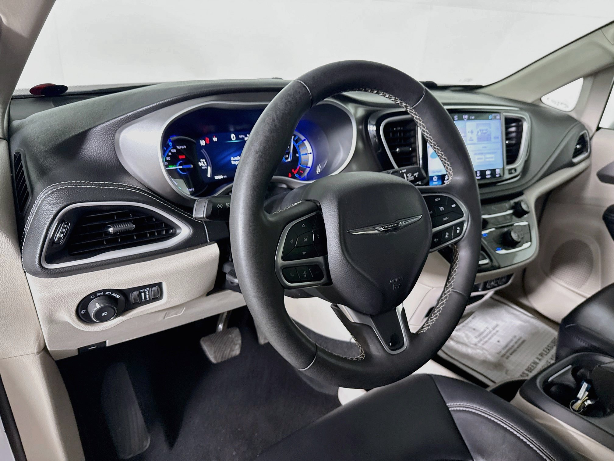 Used 2024 Chrysler Pacifica Limited FWD image 8
