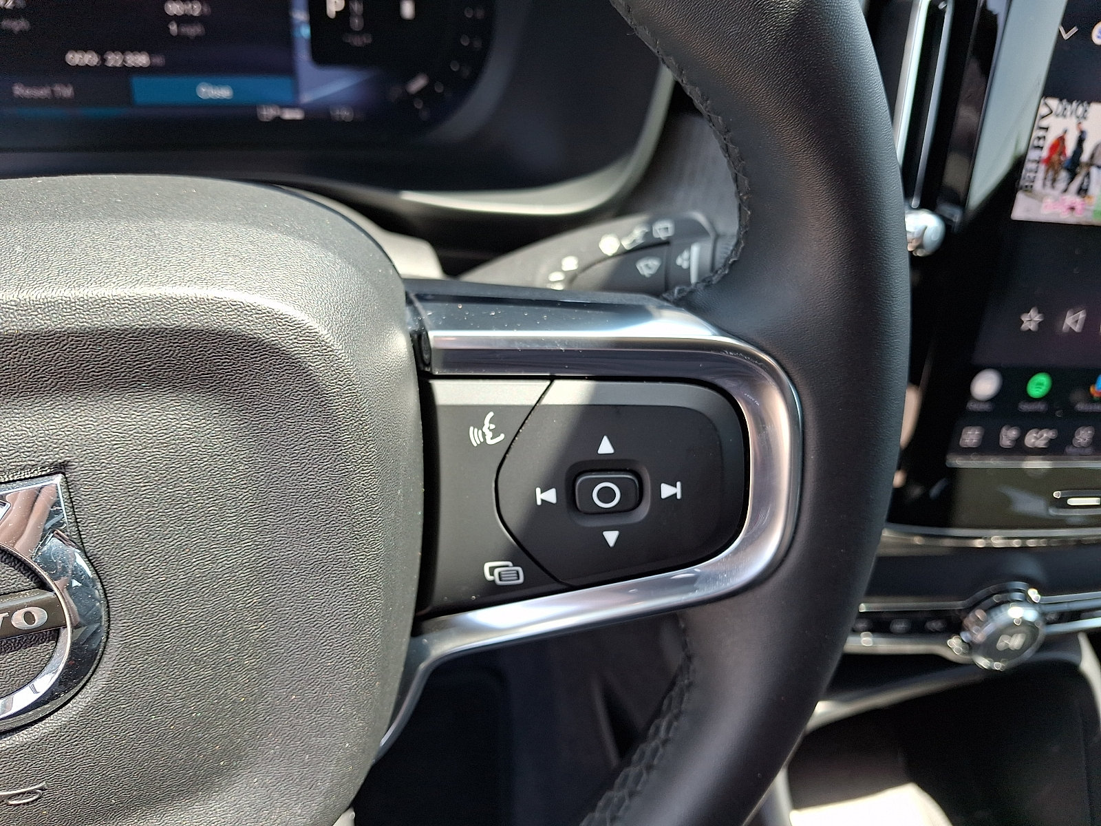 Used 2023 Volvo XC40 B5 Plus w/ Climate Package AWD/4WD image 22