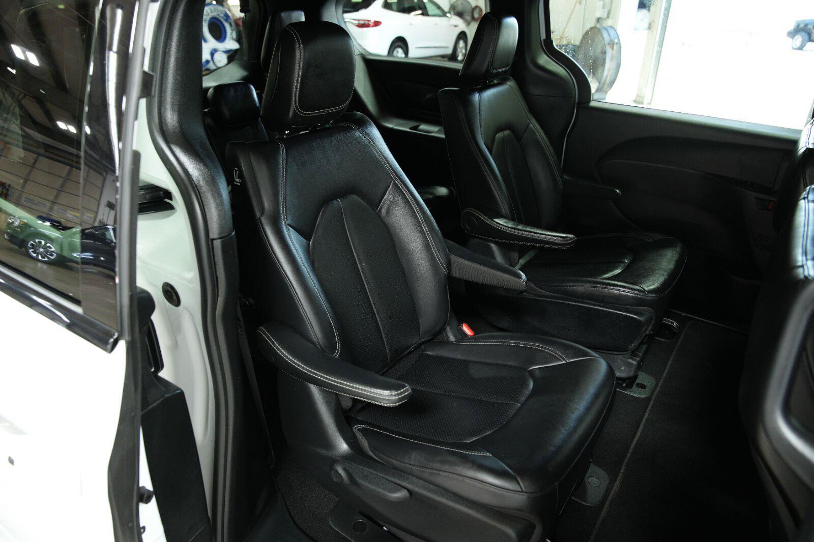 Used 2024 Chrysler Pacifica Limited FWD image 19