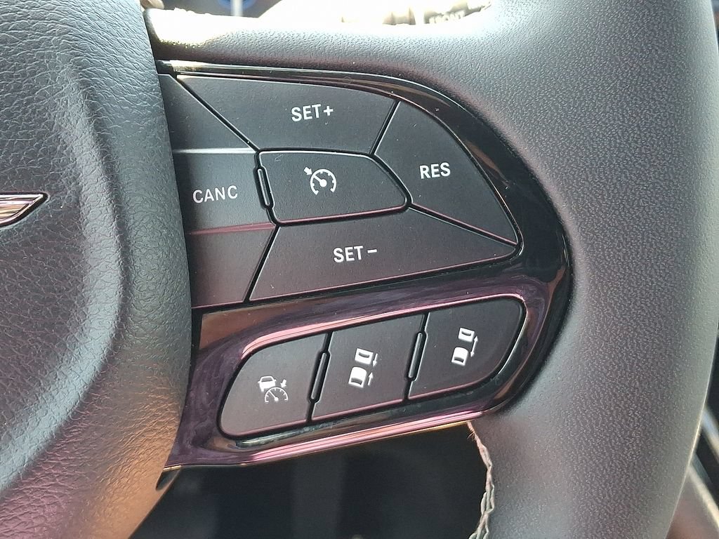 Used 2025 Chrysler Pacifica Limited FWD image 26