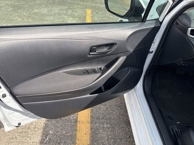 Used 2025 Toyota Corolla LE w/ LE Premium Package image 18