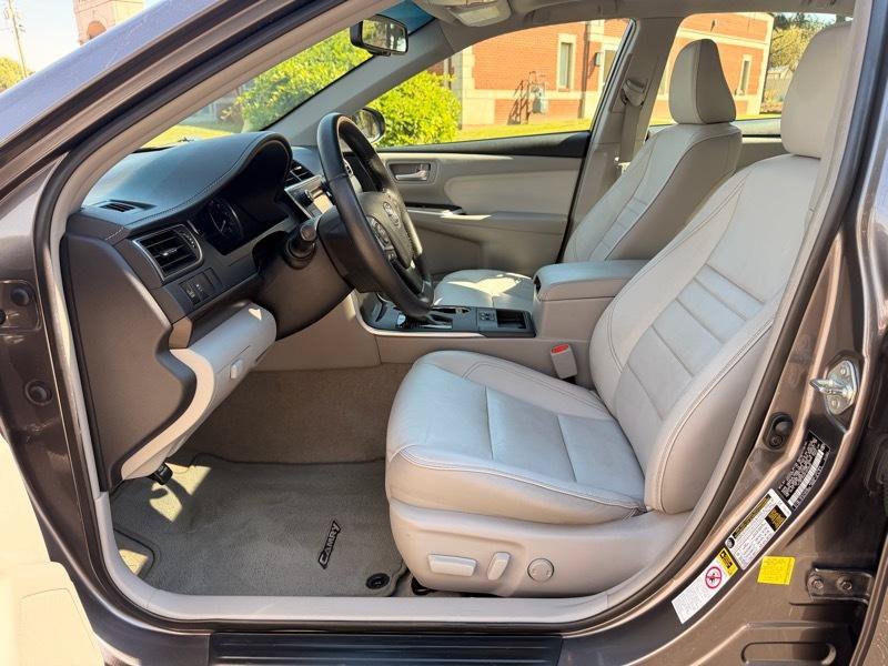 Used 2015 Toyota Camry XLE w/ Moonroof Package FWD image 11