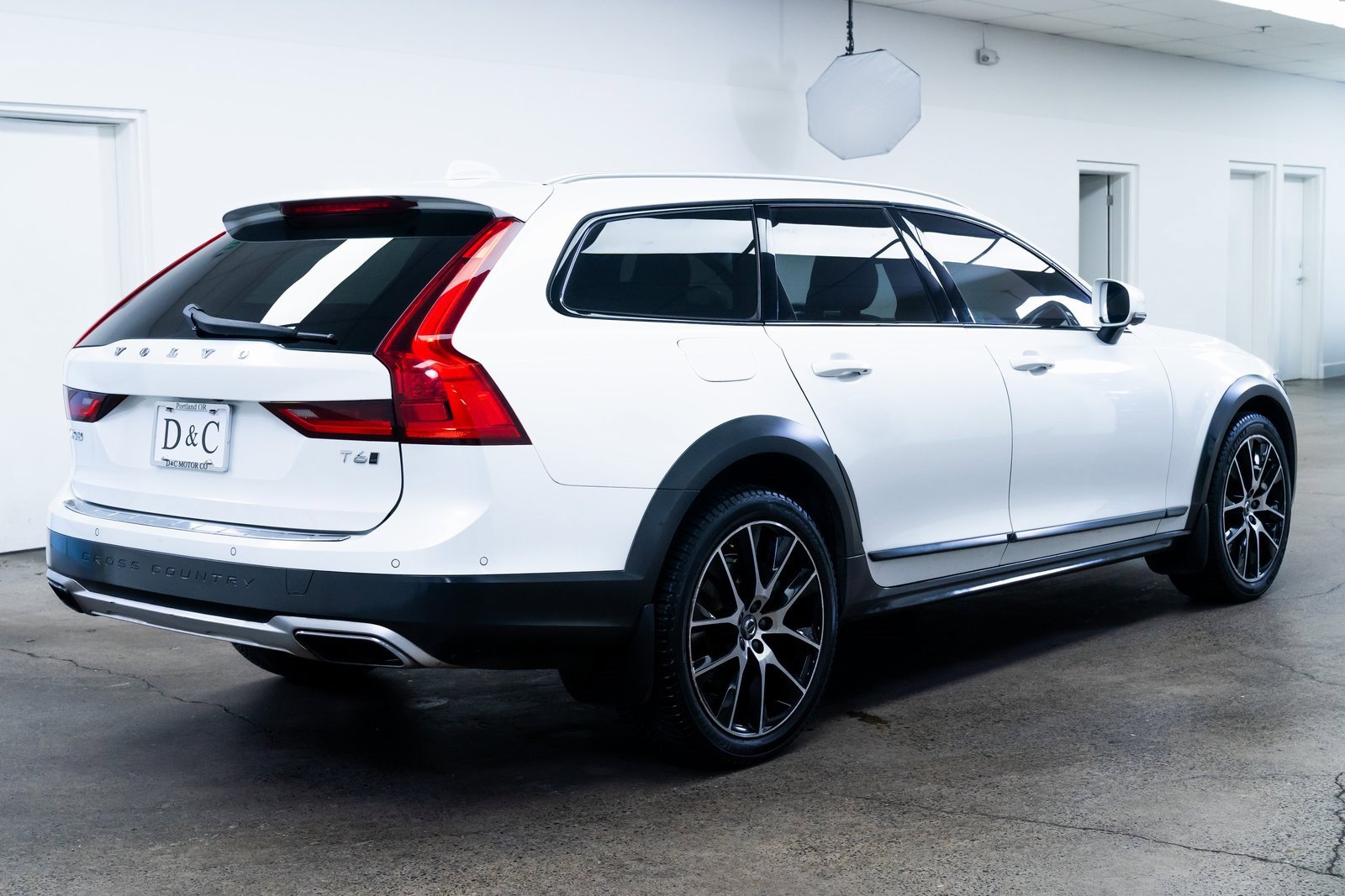 Used 2017 Volvo V90 T6 Cross Country image 6