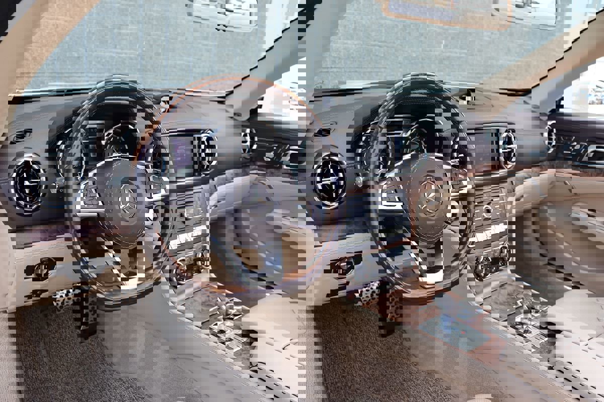 Used 2017 Mercedes-Benz SL 550 w/ Driver Assistance Package image 11