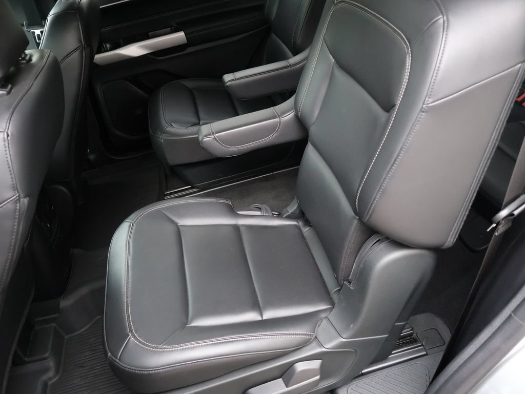 Used 2022 Ford Explorer XLT w/ Equipment Group 202A AWD/4WD image 41