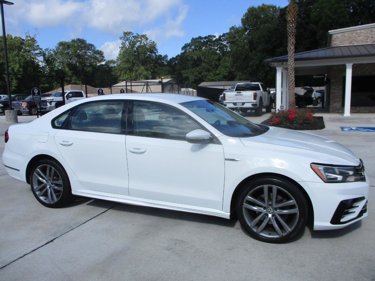 Used 2018 Volkswagen Passat 2.0T R-Line FWD image 3