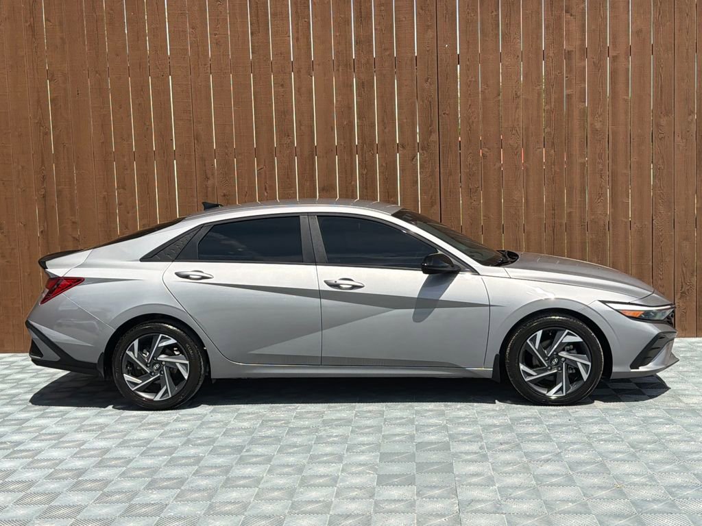 Used 2025 Hyundai Elantra Sport FWD image 12