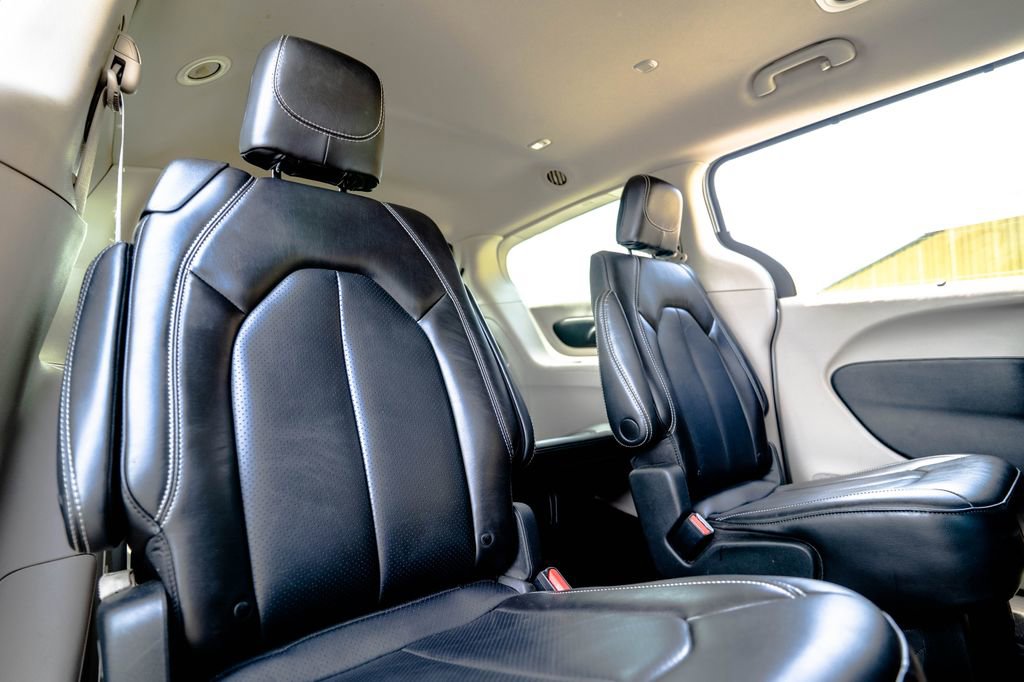 Used 2023 Chrysler Pacifica Touring-L FWD image 32